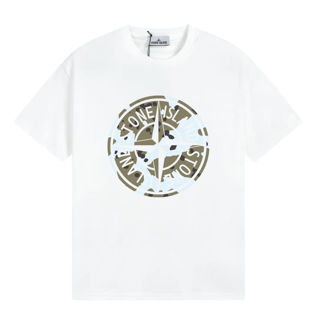 W679#P110💰 2025🆕 Stone lsland/Stone Island camouflage compass logo printed short-sleeved T-shirt ⚠️[Original creation with high control of details] - Made of 260 grams of combed cotton double yarn, soft and comfortable to the touch, sweat-absorbent and breathable. - Simple basic and versatile style, original quality, the first choice for couples. - Made in a large factory, four needles and five threads on the shoulder, neat routing, high quality workmanship. - Same style for men and women. Very versatile, one piece for everyone, details are clearly visible. Color: Black White Size: M L